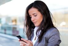 Une femme d'affaires sur un smartphone