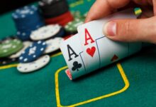 Main de poker Texas hold'em avec deux as