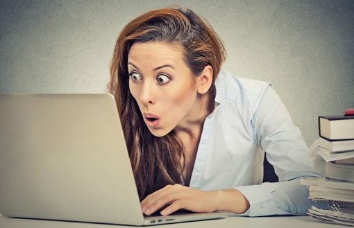 Une femme choquée par un ordinateur