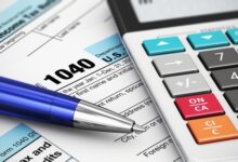 Documents fiscaux, stylo et calculatrice