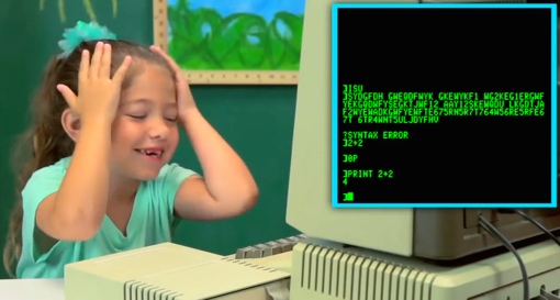 Une jeune fille réagit à un vieil ordinateur monochrome