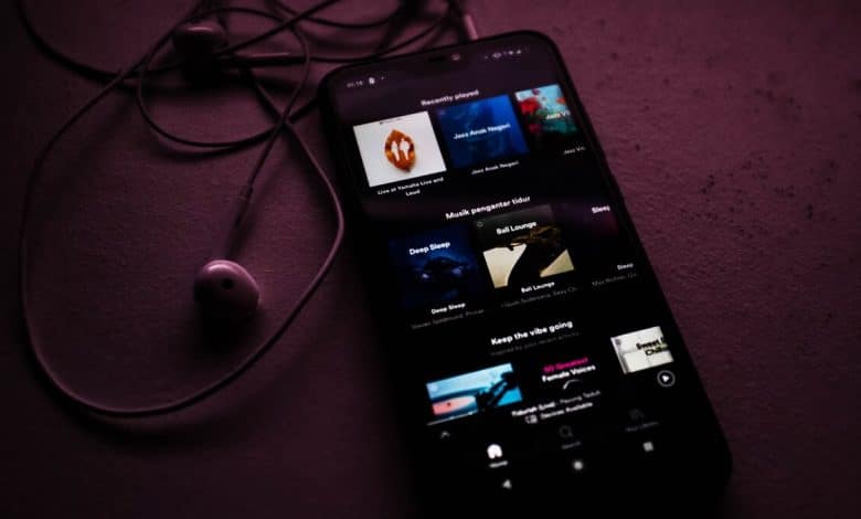 Comment afficher les commandes de musique sur les paramètres rapides sur Android