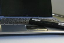 Que signifie « branché, pas en charge » avec les batteries d'ordinateurs portables ?