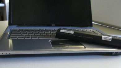 Que signifie « branché, pas en charge » avec les batteries d'ordinateurs portables ?